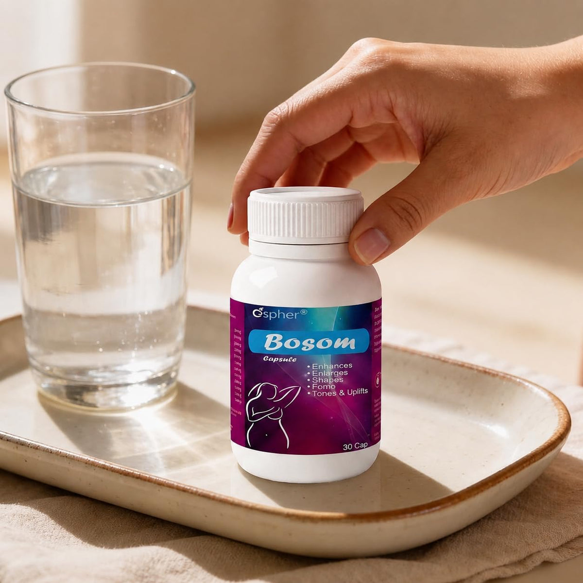 Capsules d'amélioration de poitrine Generic dans la main