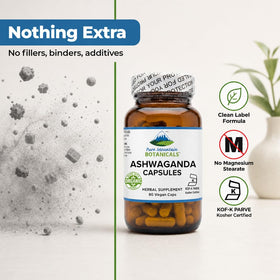 Capsules d'ashwagandha Pure Mountain Botanicals avec un verre d'eau