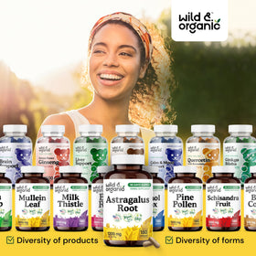 Capsules d'astragale Wild & Organic sur une table en bois