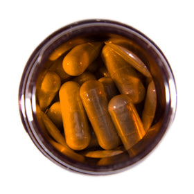 Capsules d'ElevenZyme sur une surface en bois