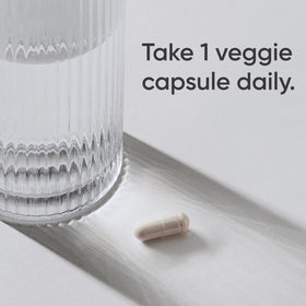 Capsules d'enzymes daily Sports Research sur fond blanc