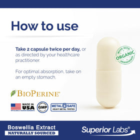 Capsules d'extrait de Boswellia Serrata sur une surface blanche