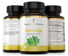 Capsules d'extrait de feuille Ashitaba sur un fond blanc