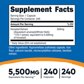 Capsules d'extrait de prêle Nutricost sur une surface blanche