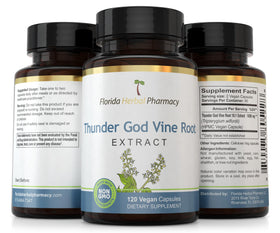 Capsules d'extrait de racine de Thunder God sur une surface blanche