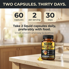 Capsules d'huile de graines de nigelle Sakoon nutrition en utilisation sur fond de nature