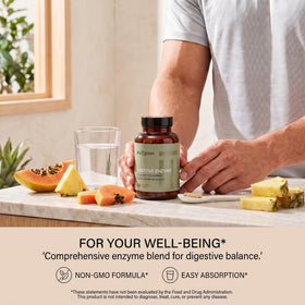 Capsules d'Olympian Labs Makzyme-Pro dans une cuillère