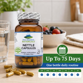 Capsules d'ortie bio sur une table en bois