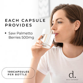 Capsules Daily Defense Saw Palmetto sur une surface blanche