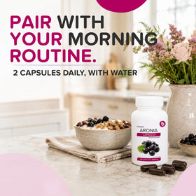 Capsules de baies d'aronia bio avec des baies d'aronia en arrière-plan