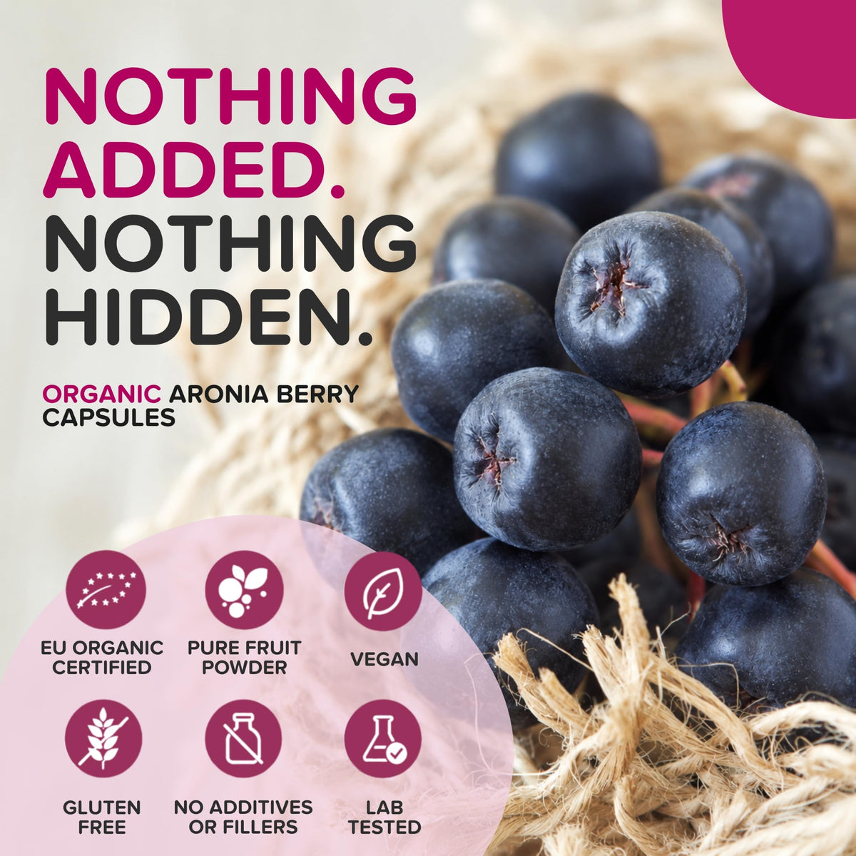 Capsules de baies d'aronia bio dans un verre d'eau
