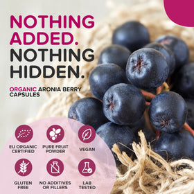 Capsules de baies d'aronia bio dans un verre d'eau