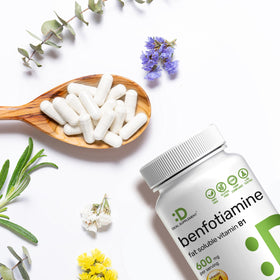 Capsules de Benfotiamine 600mg sur un fond neutre