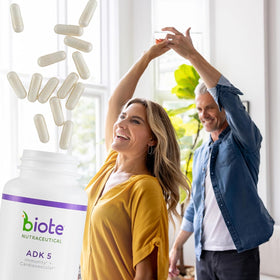 Capsules de Biote ADK 5 sur une surface blanche