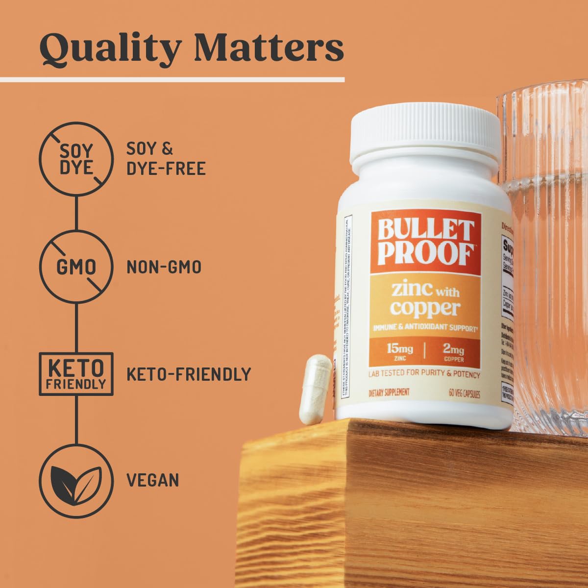Capsules de Bulletproof Zinc avec Cuivre dans une main