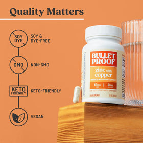 Capsules de Bulletproof Zinc avec Cuivre dans une main