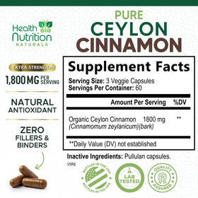 Capsules de cannelle de Ceylan sur une table avec un verre d'eau