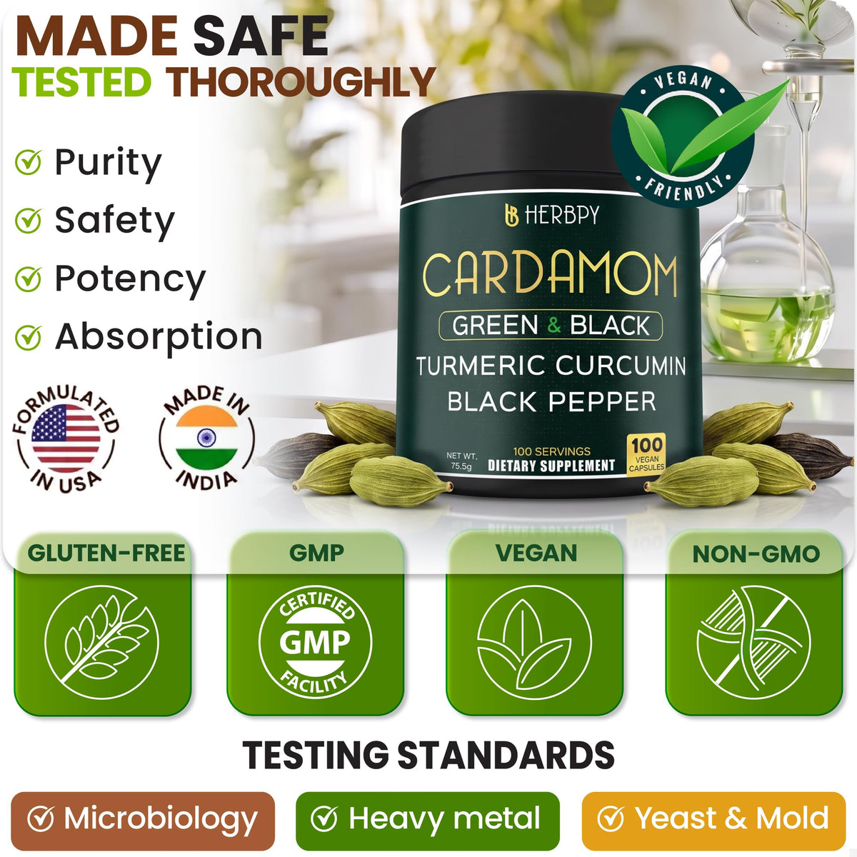 Capsules de cardamome Herbpy dans une cuillère