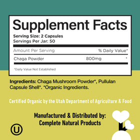 Capsules de champignon Chaga bio sur une table en bois