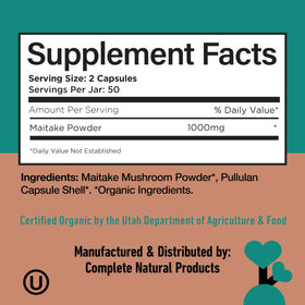 Capsules de champignon Maitake bio sur une table en bois