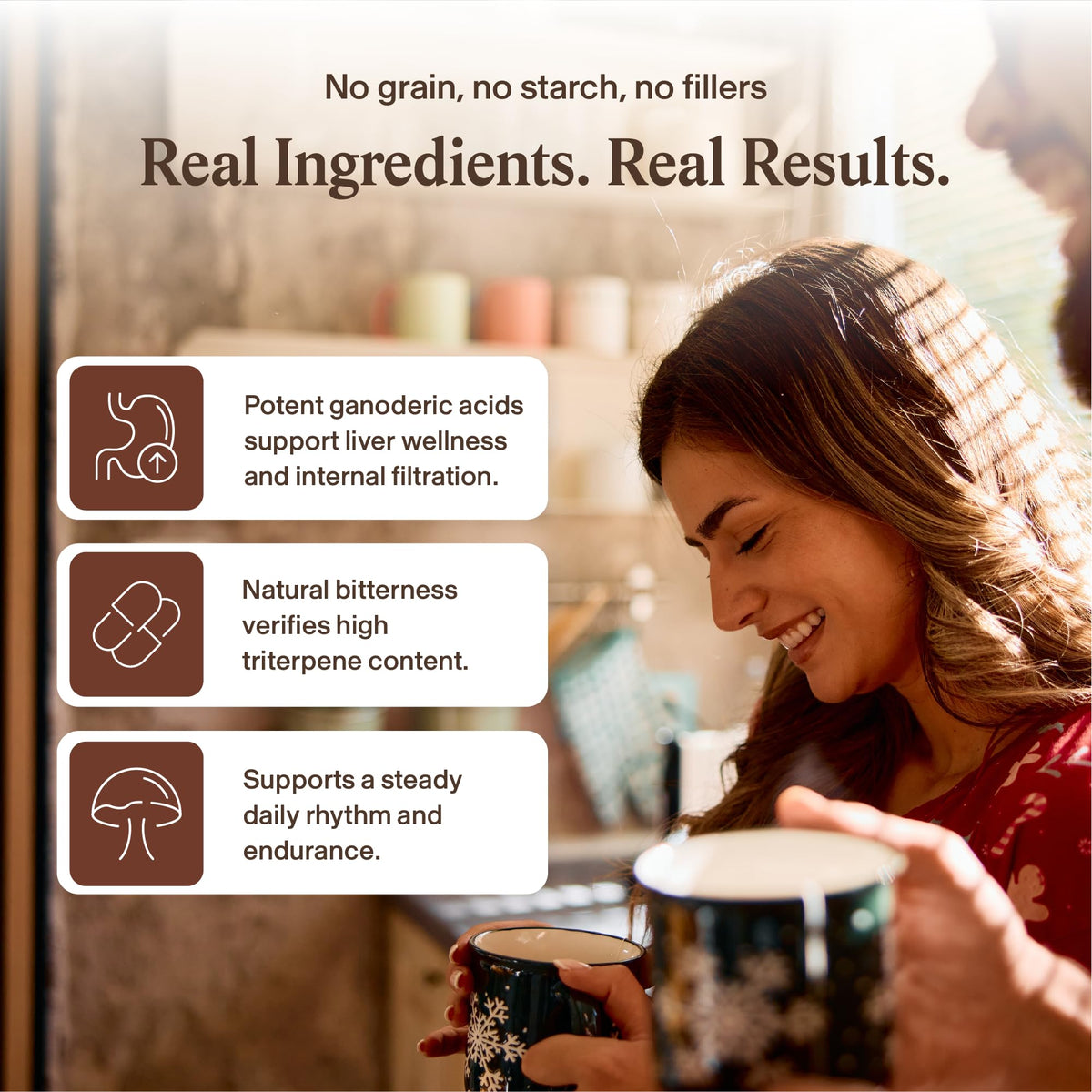 Capsules de champignon Reishi bio sur une table en bois