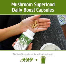 Capsules de champignon Reishi OM MUSHROOM SUPERFOOD sur un fond neutre