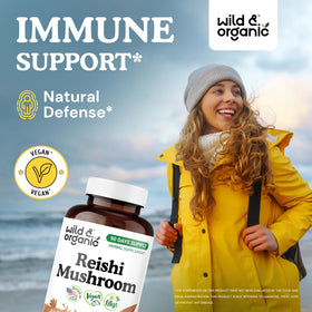 Capsules de champignon Reishi Wild & Organic sur une surface blanche
