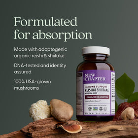 Capsules de champignons Reishi et Shiitake New Chapter sur une surface blanche