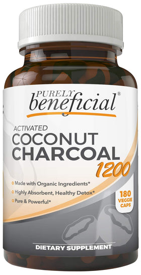 Capsules de charbon actif de coco sur une surface blanche