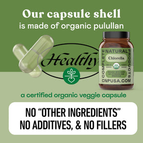 Capsules de chlorella bio avec des feuilles vertes en arrière-plan