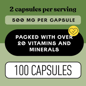 Capsules de chlorella bio sur une table en bois