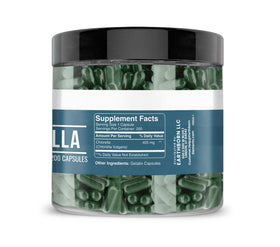 Capsules de chlorella Earthborn Elements sur un fond blanc
