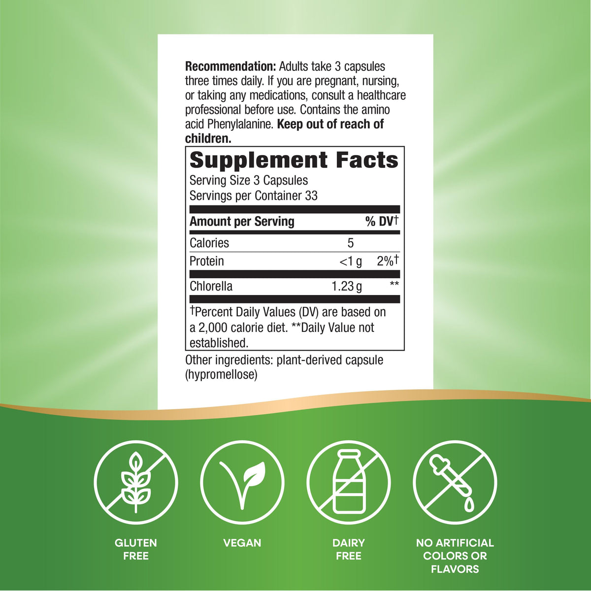 Capsules de chlorella Nature's Way sur une table en bois