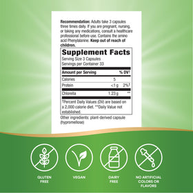 Capsules de chlorella Nature's Way sur une table en bois