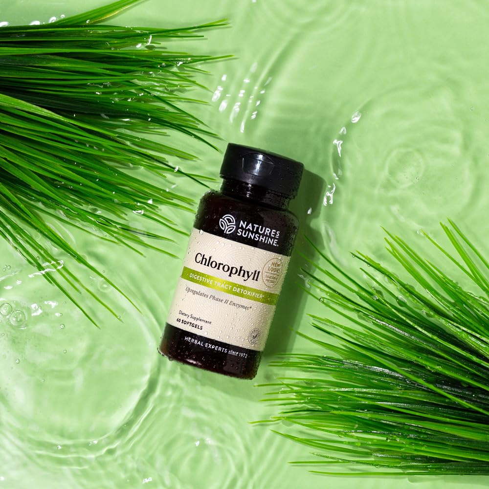 Capsules de chlorophylle Nature's Sunshine sur une surface blanche