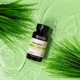 Capsules de chlorophylle Nature's Sunshine sur une surface blanche