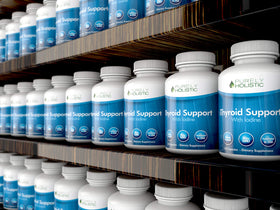 Capsules de complément alimentaire thyroïdien Purely Holistic dans une main