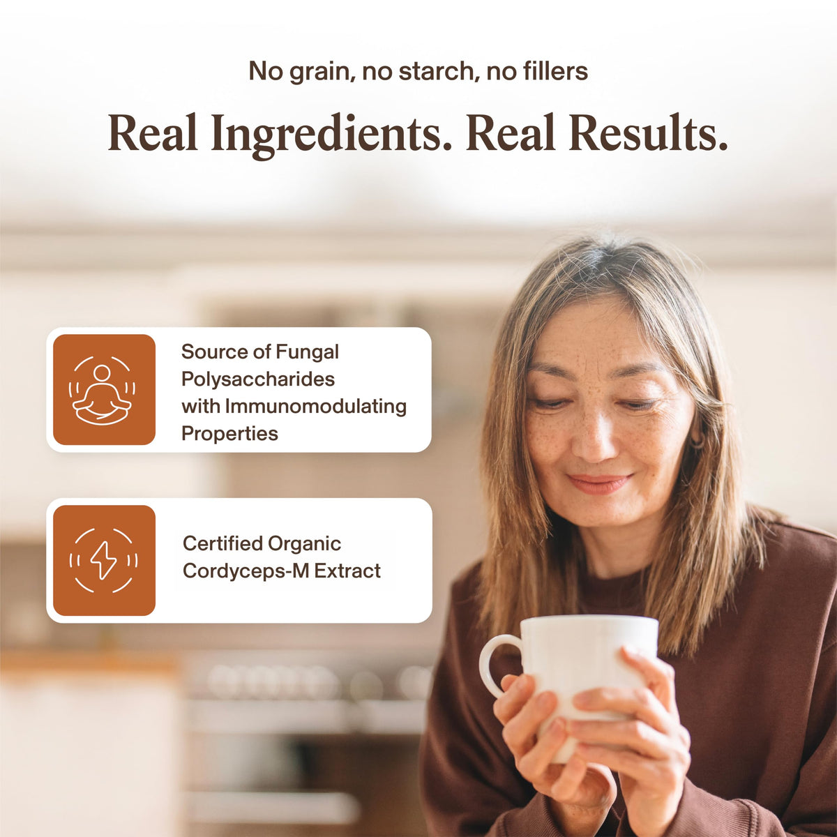 Capsules de Cordyceps sur une surface en bois avec lumière naturelle