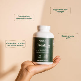 Capsules de créatine monohydrate Great Lakes Gelatin dans une main