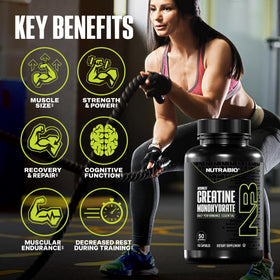 Capsules de créatine monohydrate NutraBio dans un verre