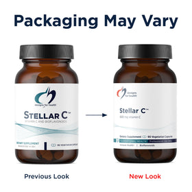 Capsules de Designs for Health Stellar C + Quercétine sur une surface blanche