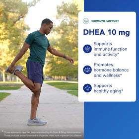 Capsules de DHEA 10 mg de Pure Encapsulations sur une surface blanche