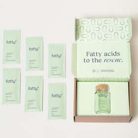 Capsules de Fatty15 C15:0 sur une surface blanche