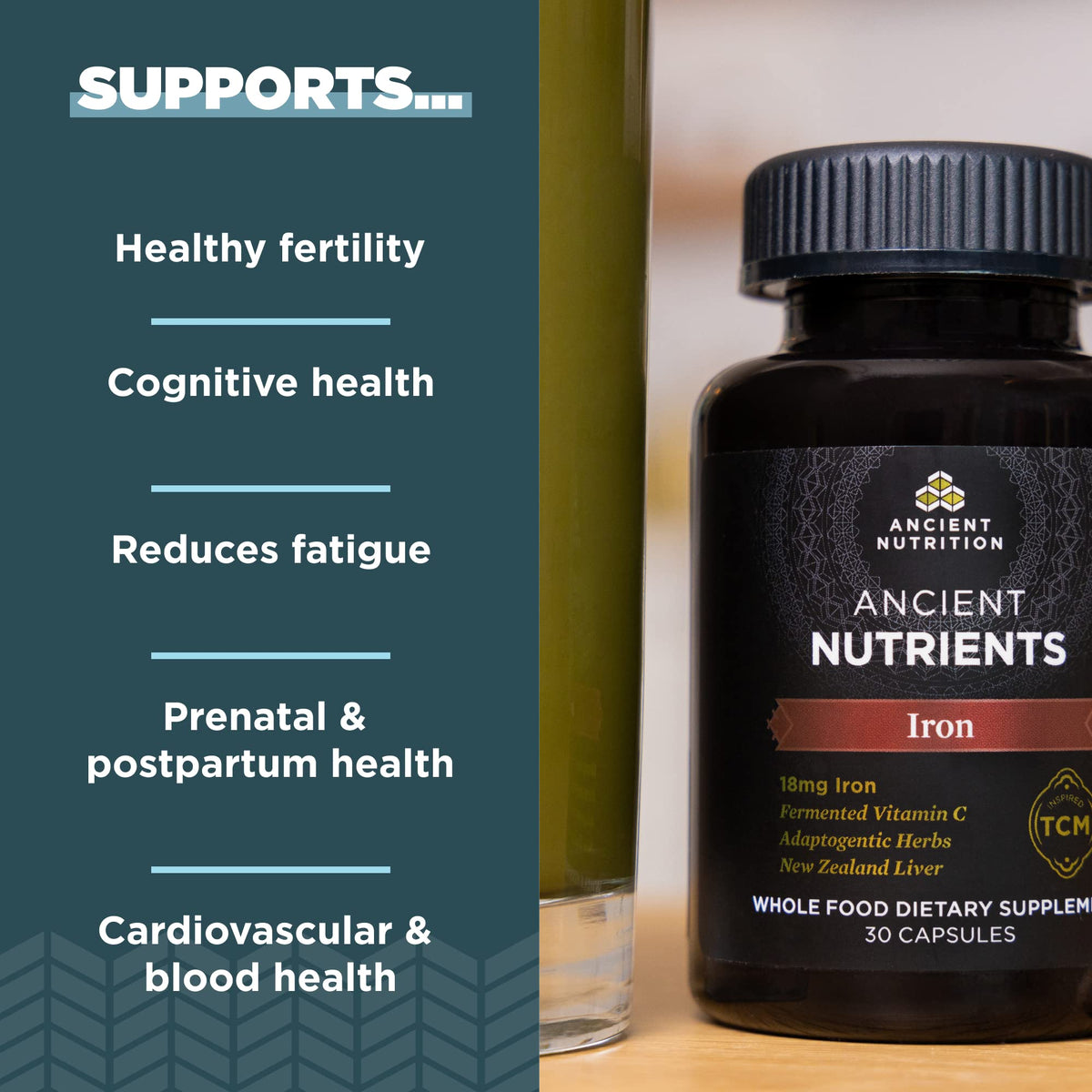 Capsules de fer Ancient Nutrition dans un verre d'eau