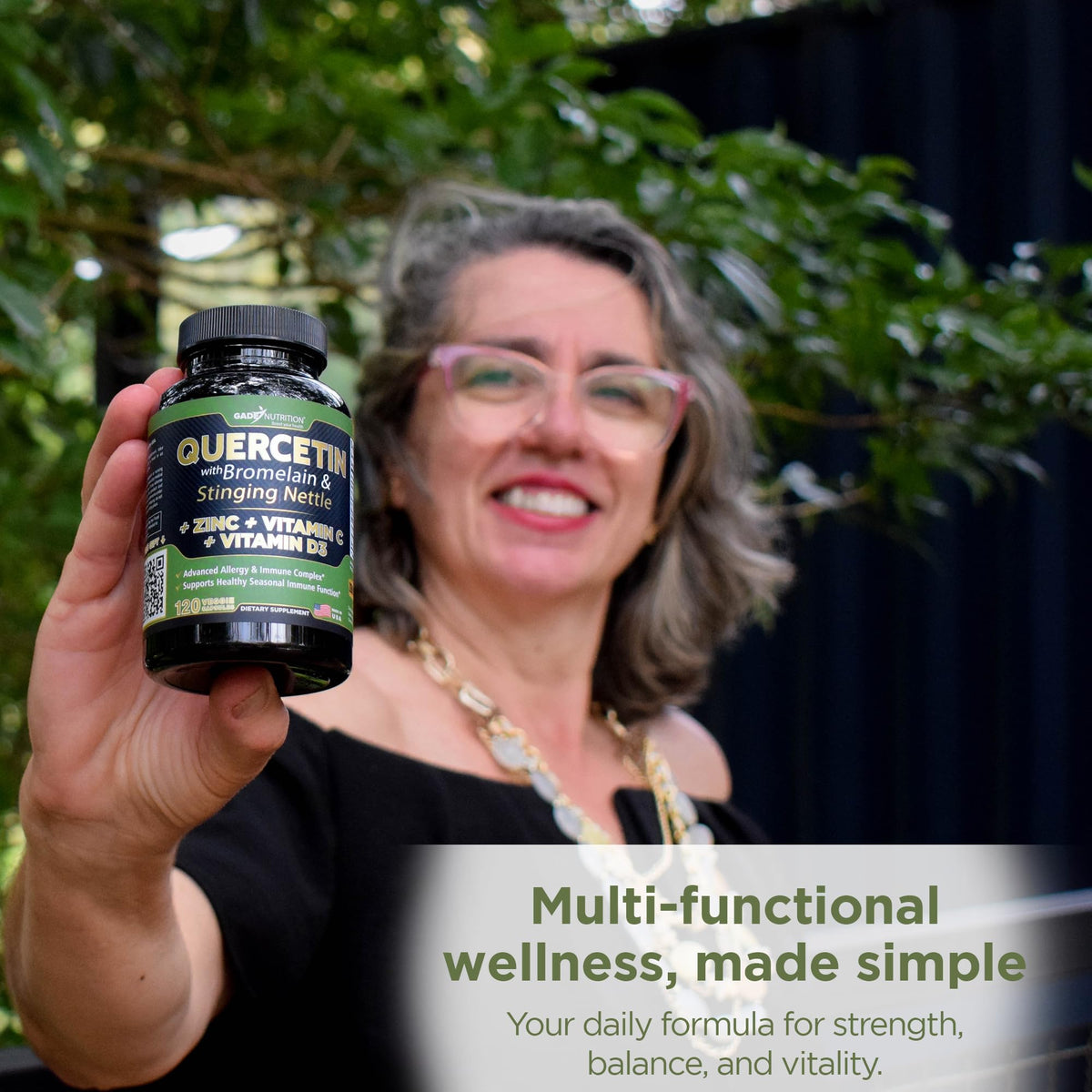Capsules de GADE NUTRITION Quercétine dans une main