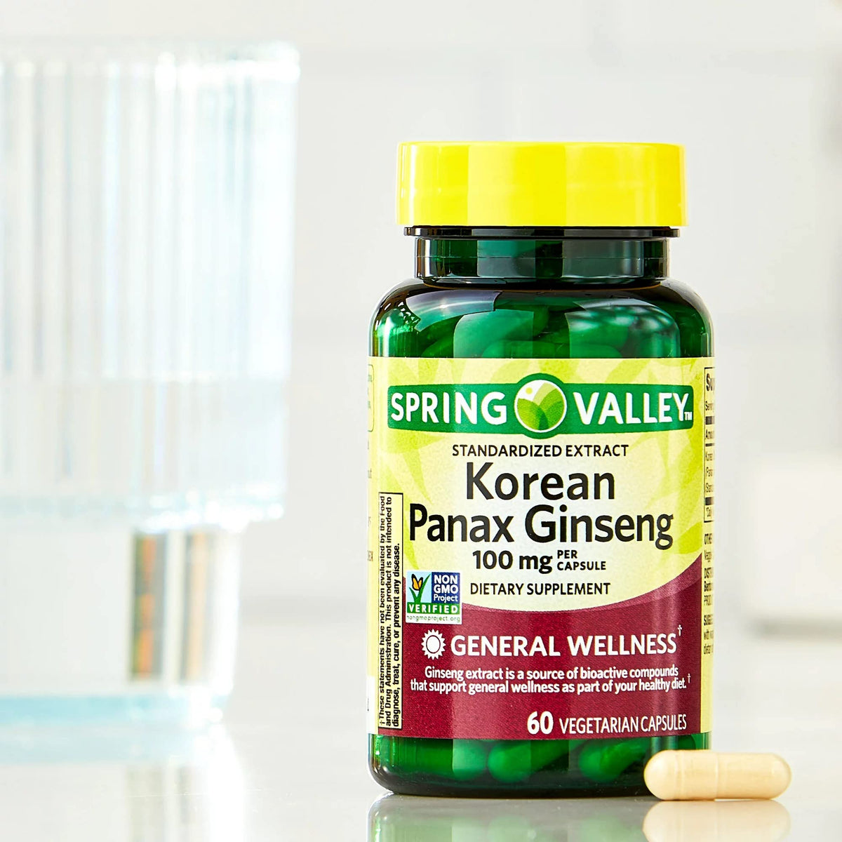 Capsules de ginseng Panax Convergence sur une surface blanche