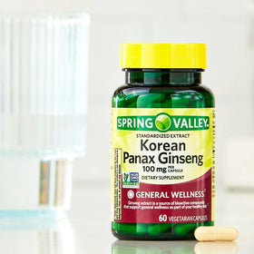 Capsules de ginseng Panax Convergence sur une surface blanche