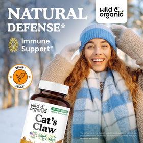Capsules de griffe du chat Wild & Organic sur une surface blanche