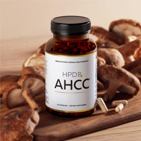 Capsules de HPD Rx AHCC & Champignon Shiitake sur une surface blanche