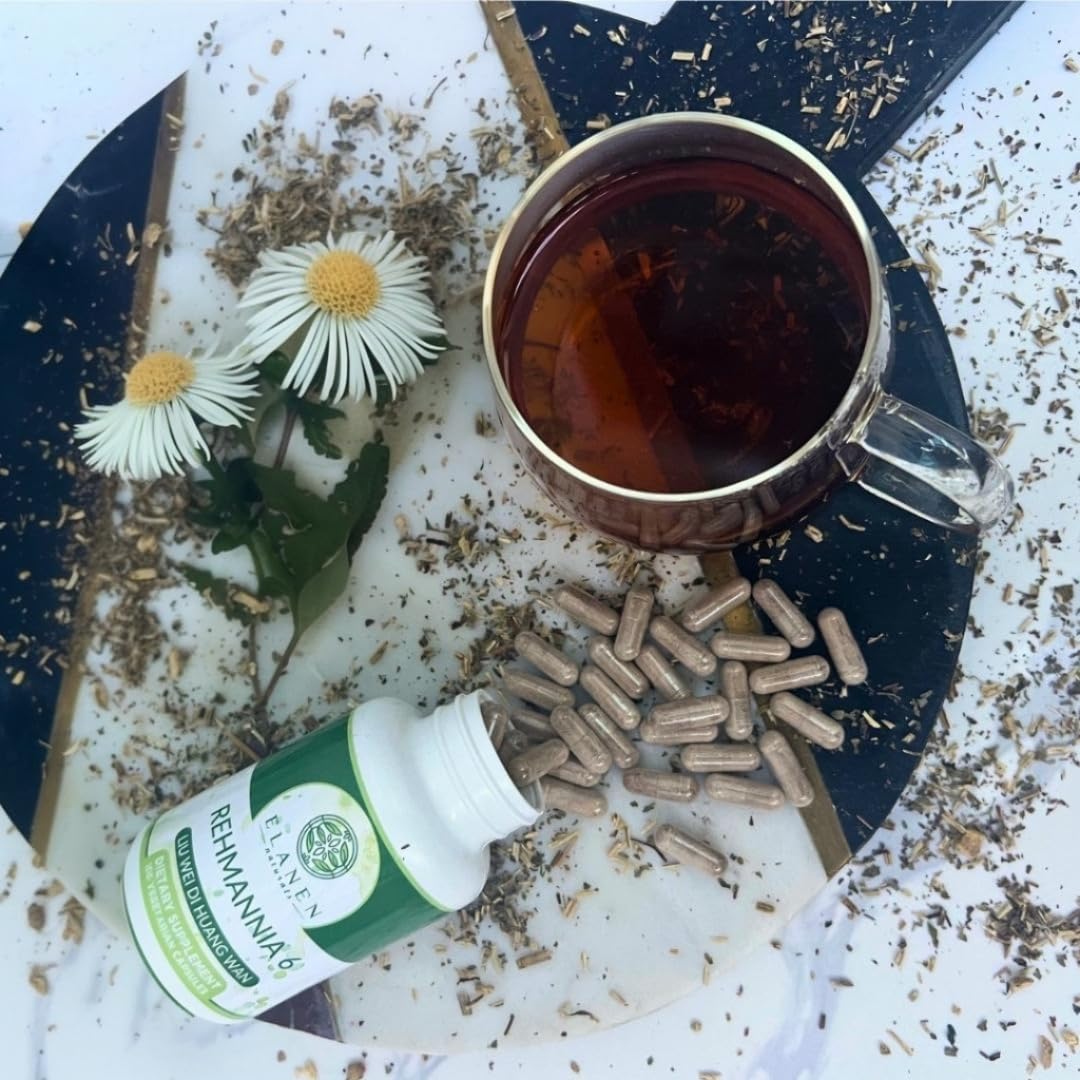 Capsules de Liu Wei Di Huang Wan dans une cuillère en bois